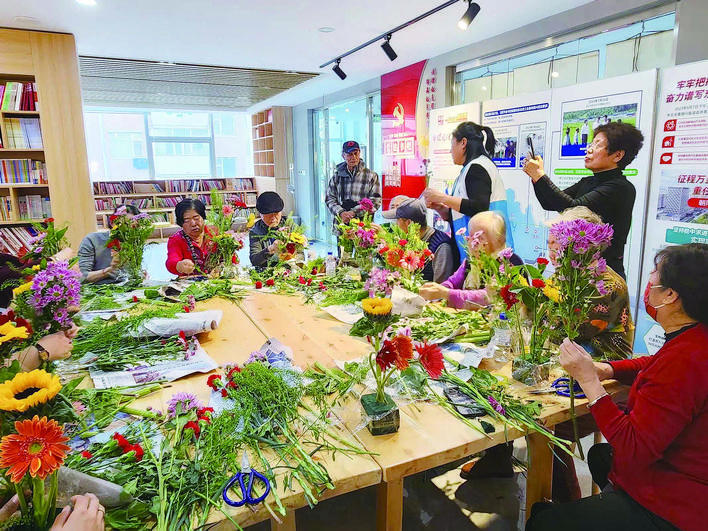 “老邻居”帮帮团成员参加社区组织的插花活动。